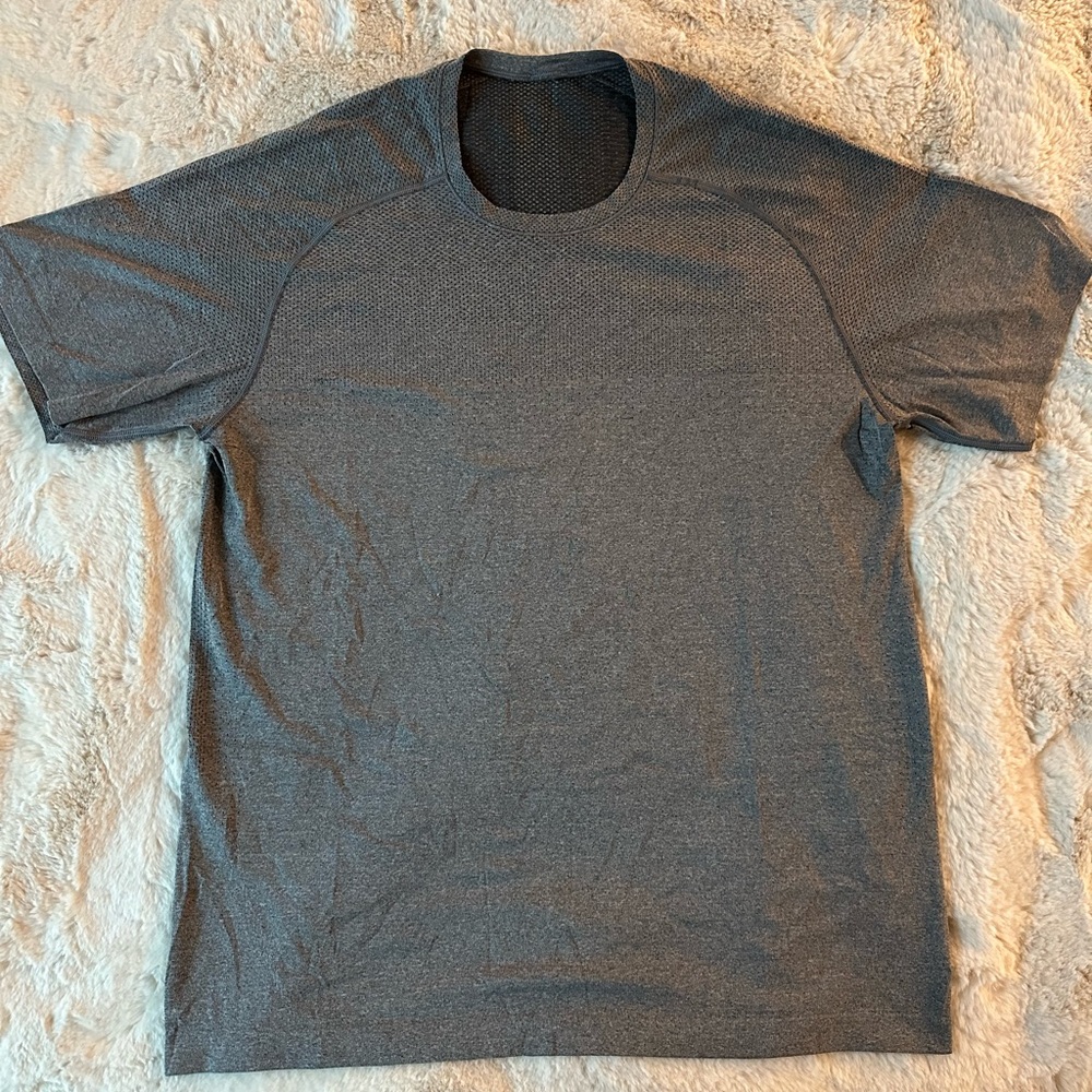 Lululemon Men’s Large Gray workout short sleeve shirt